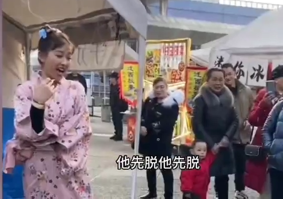 阿姨要求女子脱衣服。女子说你脱我就脱（第二段）