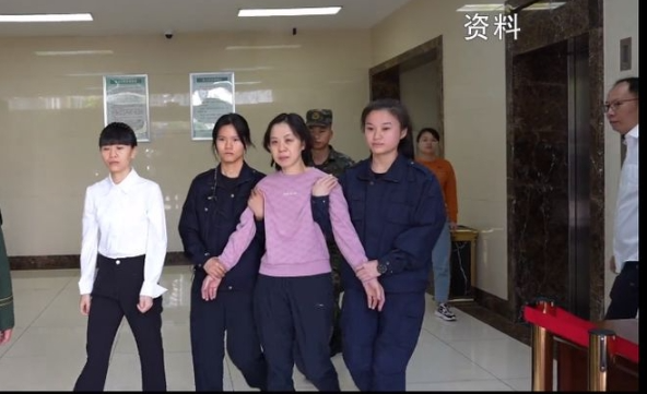 贵州两名落马女厅官被逮捕画面曝光 一人想念父母做的菜，一人带好衣服主动投案