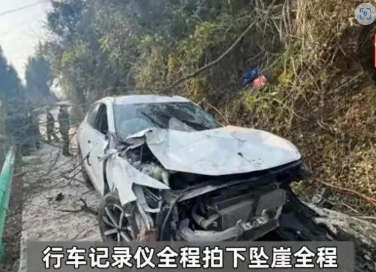 突发：四川一车4乘客坠崖，现场惨不忍睹，女司机遭网友痛斥！